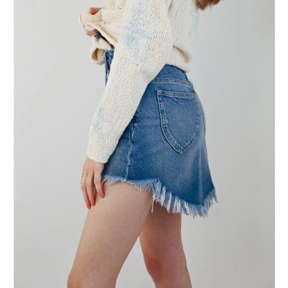 𝅺WE The Free by Free People Bailey Fray Hem Mini Skirt Size 26 Denim Med Wash - Picture 2 of 9